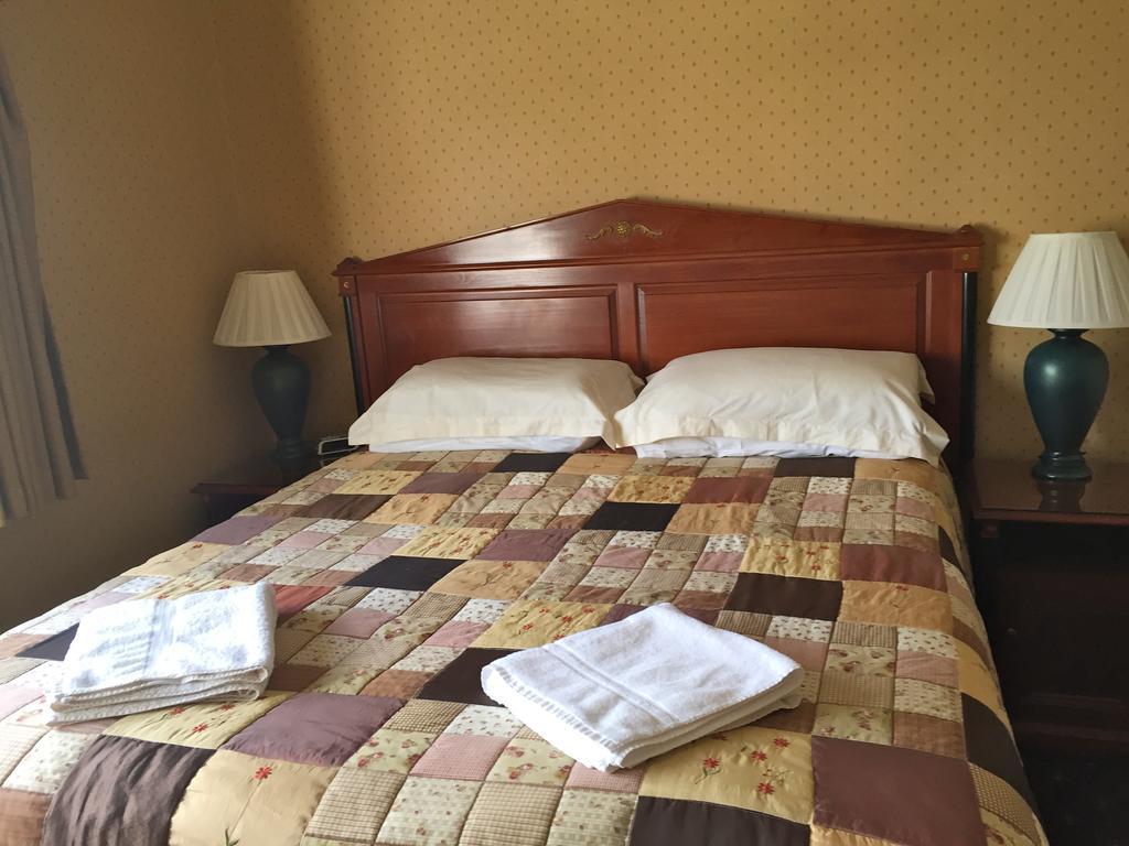 The Royal Standard Guest House Вирджиния Уотър Екстериор снимка