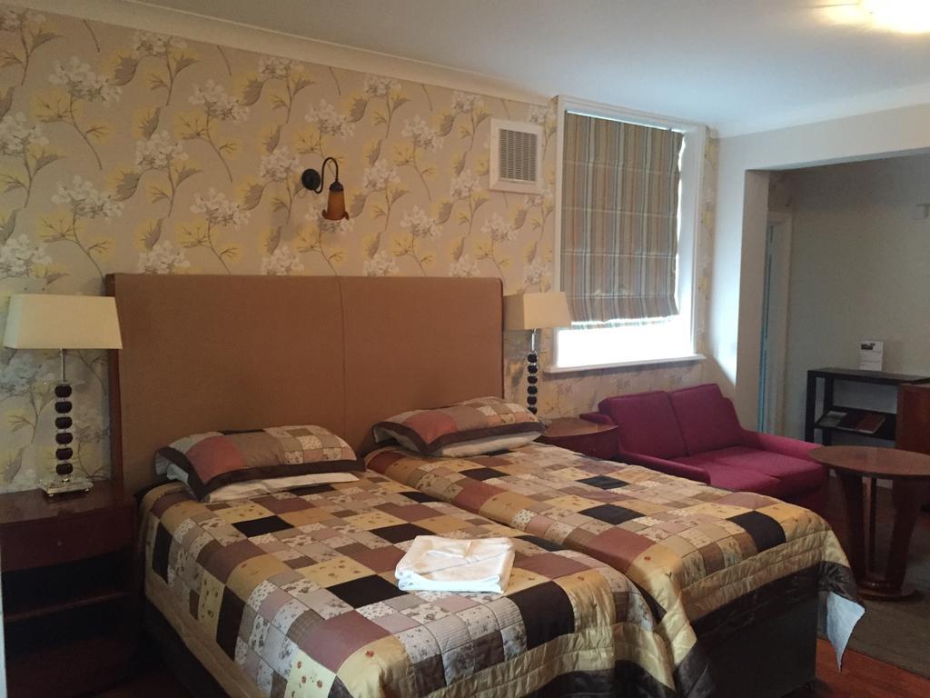 The Royal Standard Guest House Вирджиния Уотър Екстериор снимка