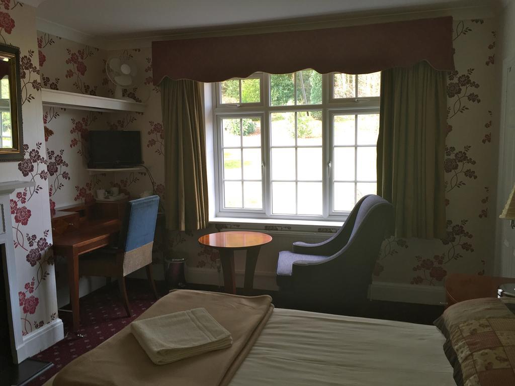 The Royal Standard Guest House Вирджиния Уотър Екстериор снимка