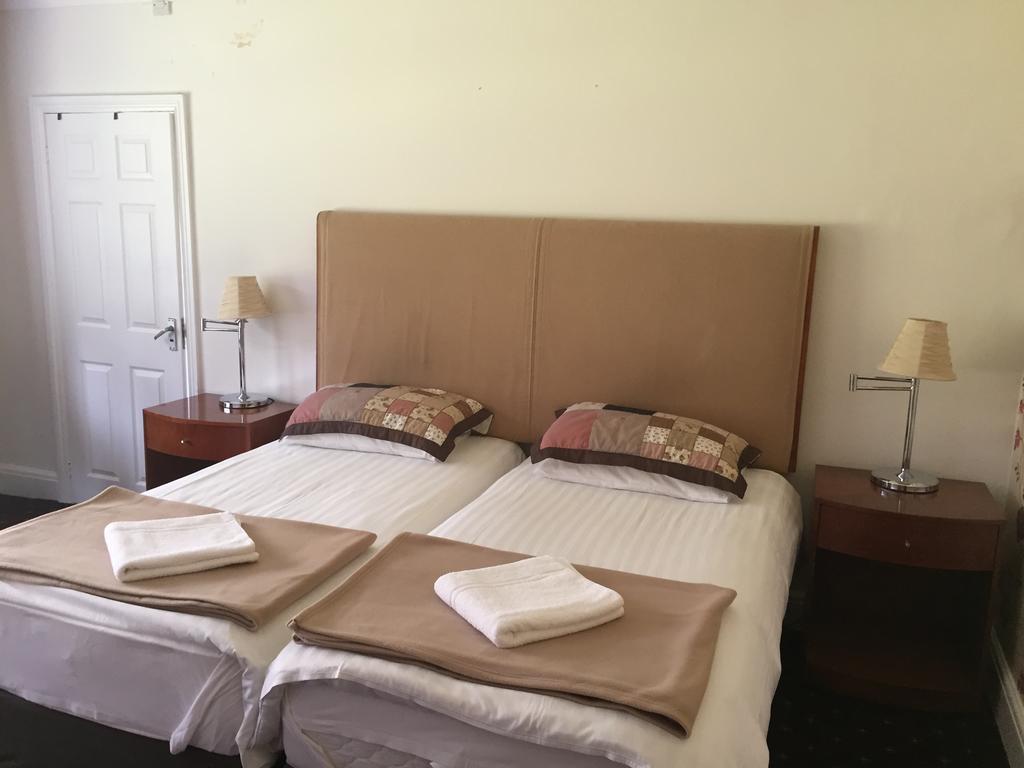 The Royal Standard Guest House Вирджиния Уотър Екстериор снимка