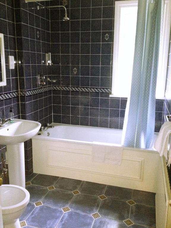 The Royal Standard Guest House Вирджиния Уотър Екстериор снимка