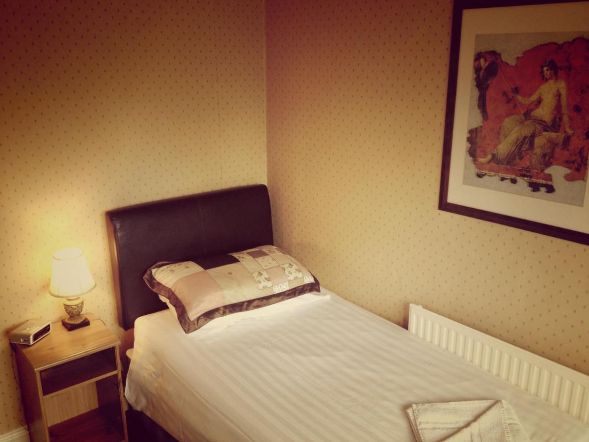The Royal Standard Guest House Вирджиния Уотър Стая снимка